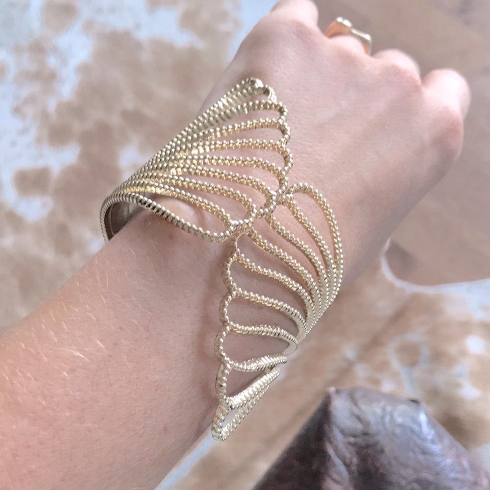 3/30$ Beautiful fashionable gold bracelet